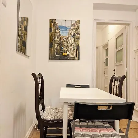 Charming D'Ourique 3-Bedroom Apartment With Private Balcony In Central Campo De Ourique, Lisbon Casa de hóspedes