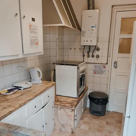 Vendégház Charming D'Ourique 3-Bedroom Apartment With Private Balcony In Central Campo De Ourique, Lisbon *